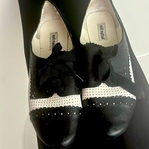 Sz 8 black and white flats. Very comfy.